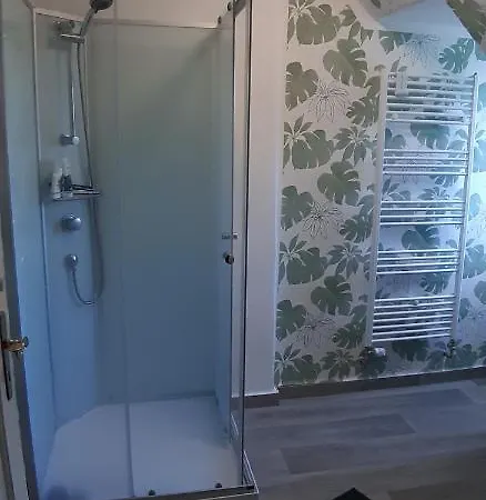 Dachwohnung In Ruhiger Lage Apartmán